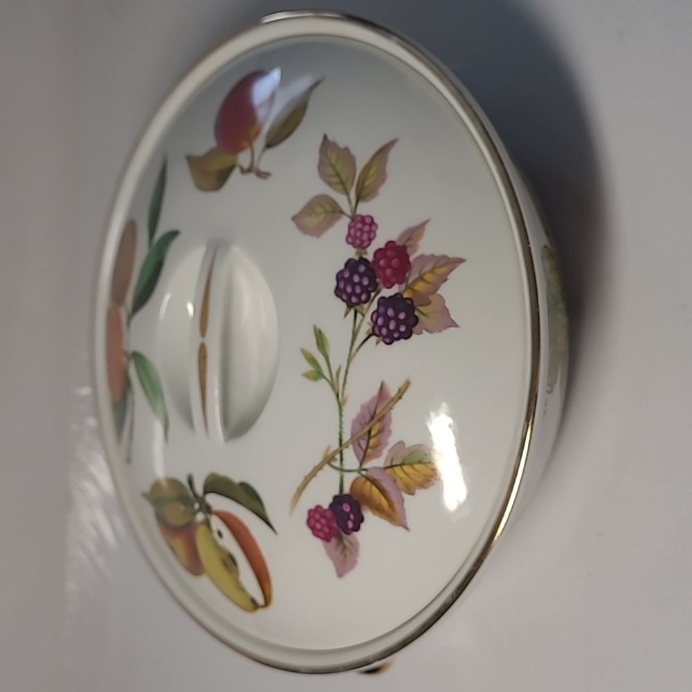 Royal worcester  evesham gold trim round Casserole dish with lid